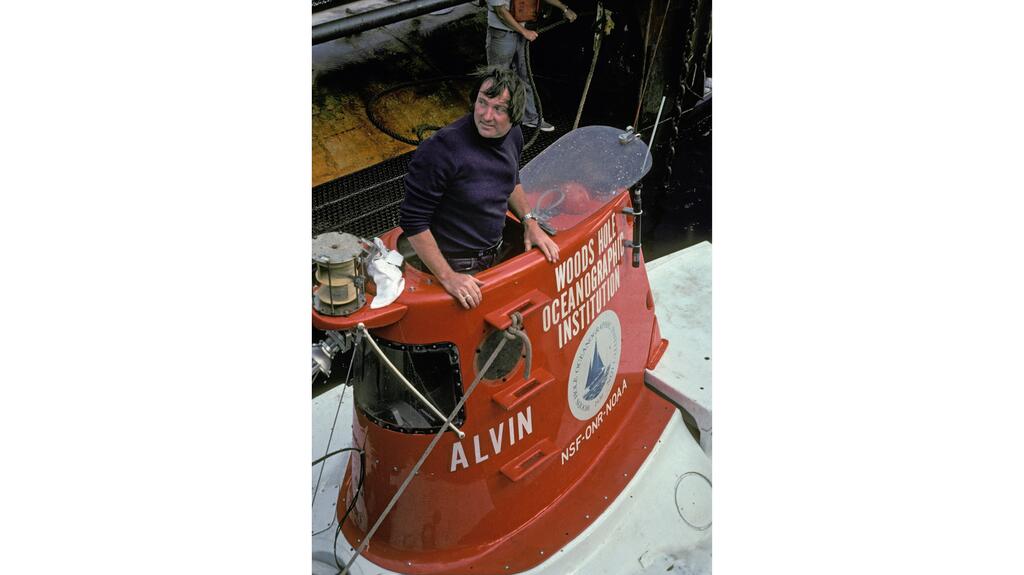 Al Giddings standing on top of the Alvin submersible, which went to wreckage of Titanic in 1986, wearing his Rolex “Red” Submariner Giddings Rolex Submariner